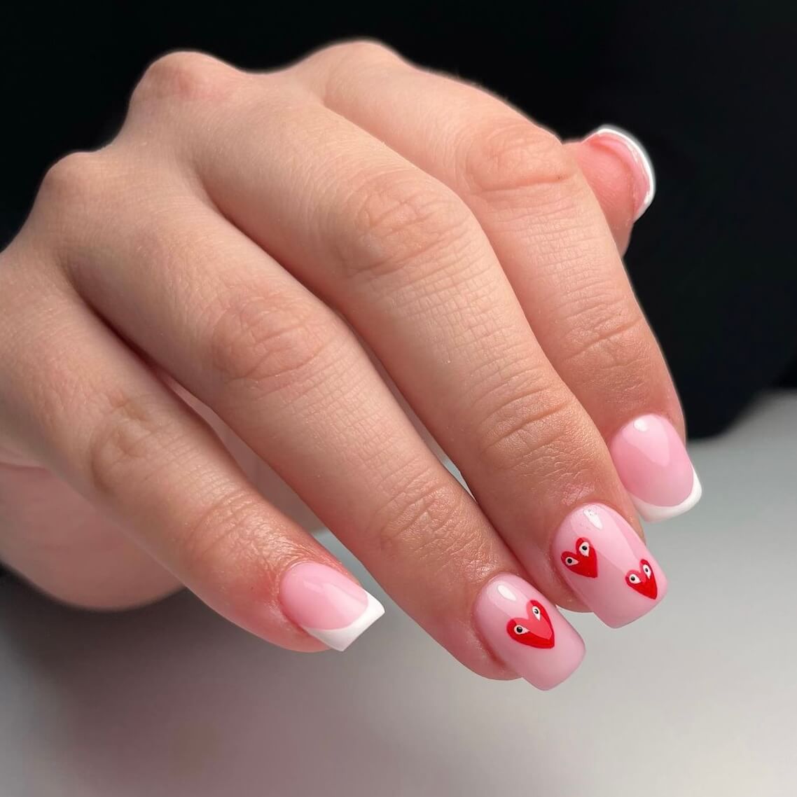 Manucure avec du nail art en forme de coeurs